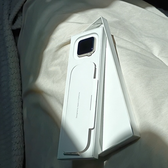 Brand New Apple Watch SE Gen 2 Starlight 40mm!! - Picture 3 of 8